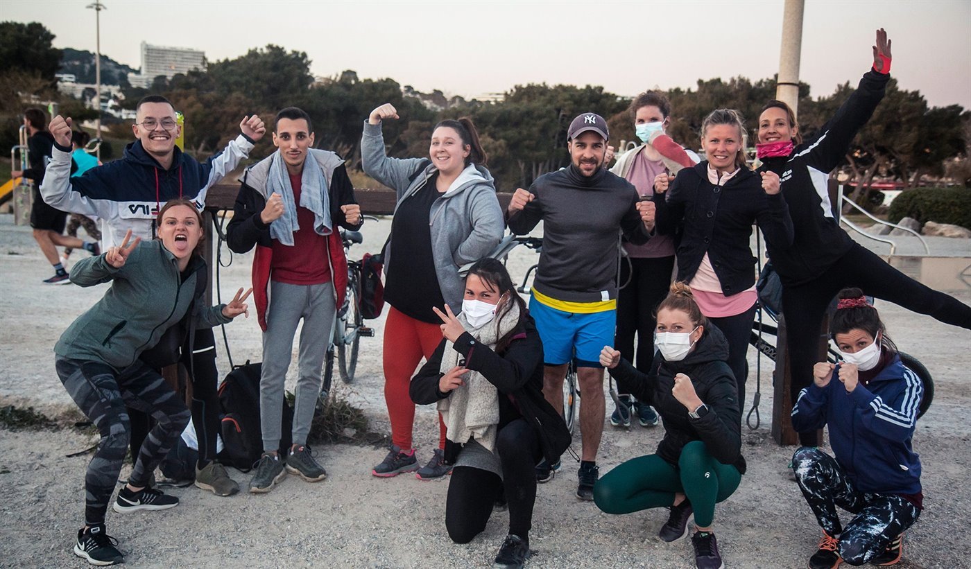Participants qui progressent ensemble lors d’une séance outdoor à Marseille