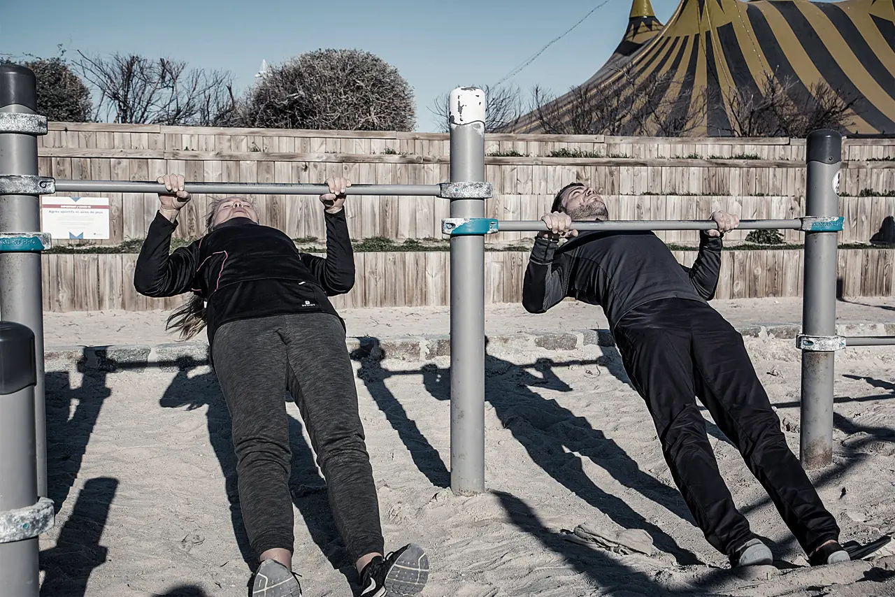 Exercices aux barres pendant une séance Strong Body Factory