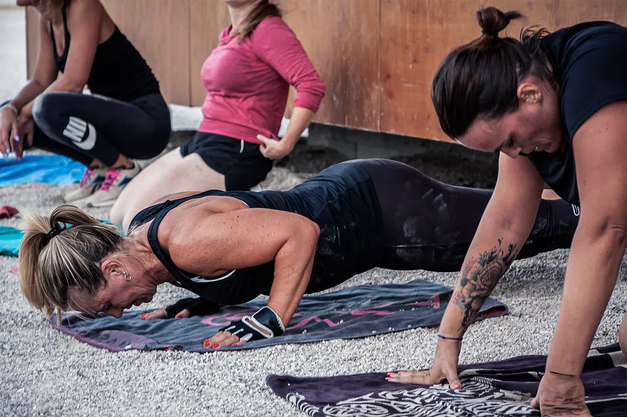 Échauffement et gainage pendant une séance Urban